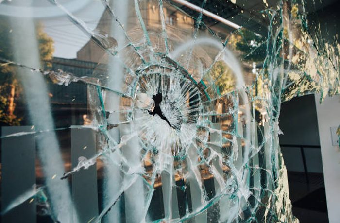 Vitrine dégradée dans un commerce